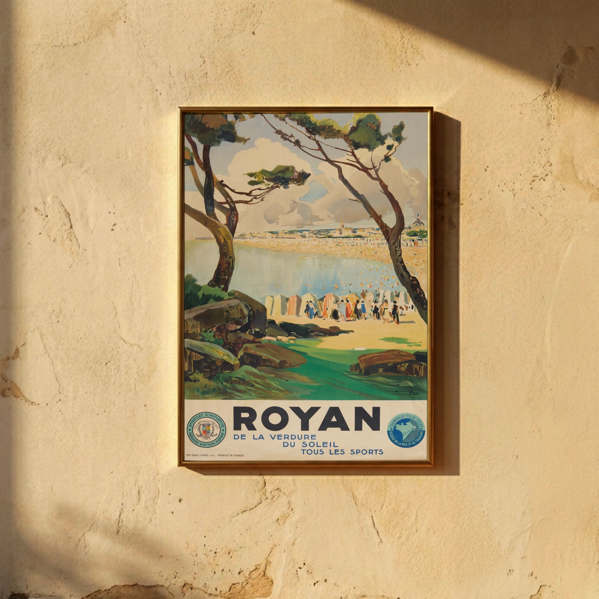 Lucien Peri Kunstplakat Royan 1934 mit Fokus auf Pinienbäume und Sommertag am Meer.