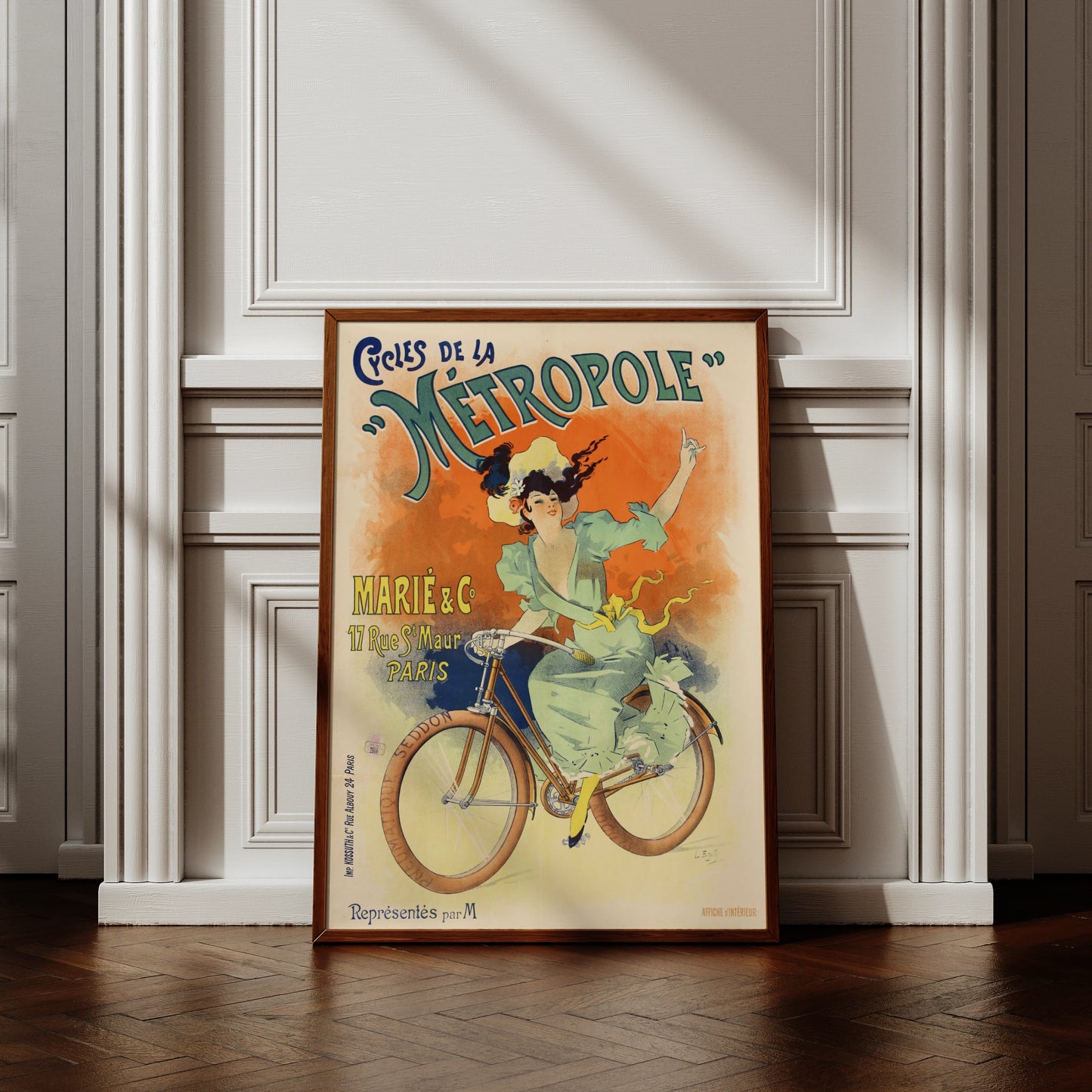 Illustration einer Pariser Dame in grünem Kleid auf einem Fahrrad vor orangefarbenem Grund.