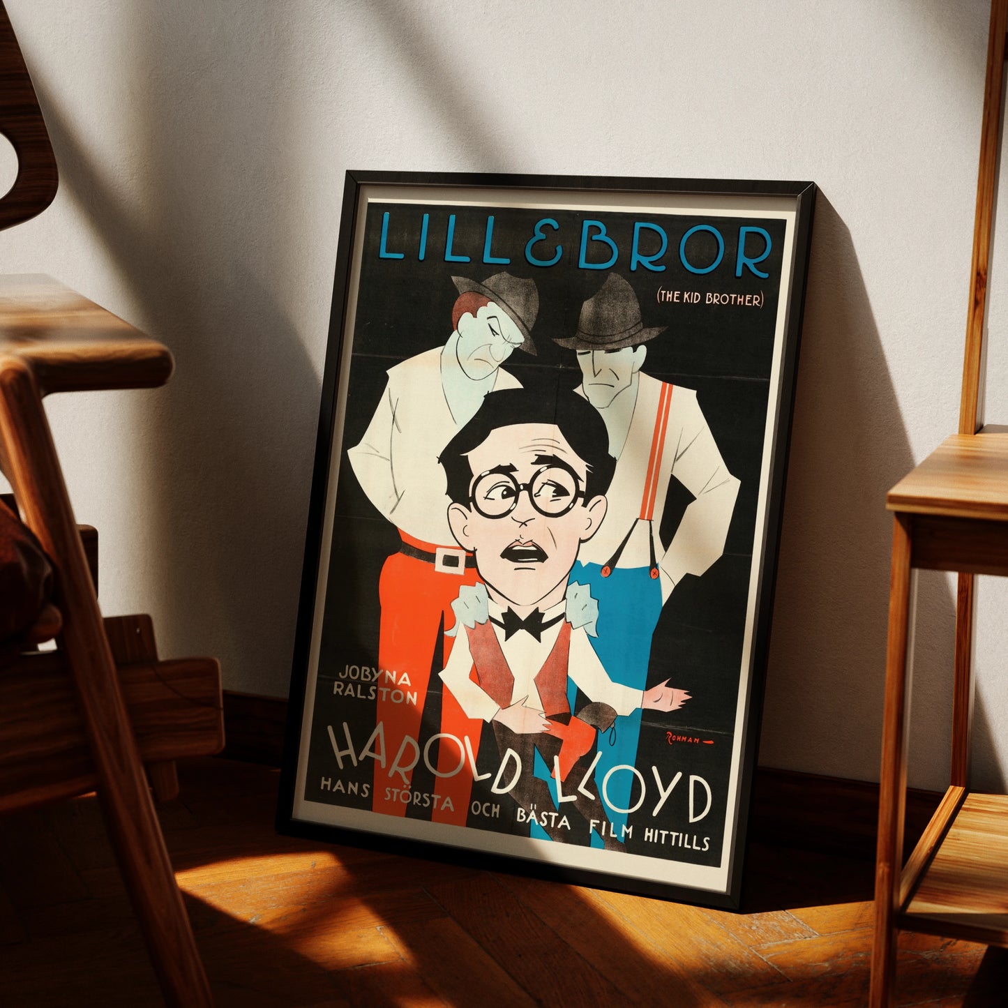 Karikaturhafte Darstellung von Harold Lloyd mit Brille und seinen größeren Brüdern im Hintergrund.