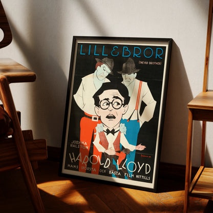 Karikaturhafte Darstellung von Harold Lloyd mit Brille und seinen größeren Brüdern im Hintergrund.