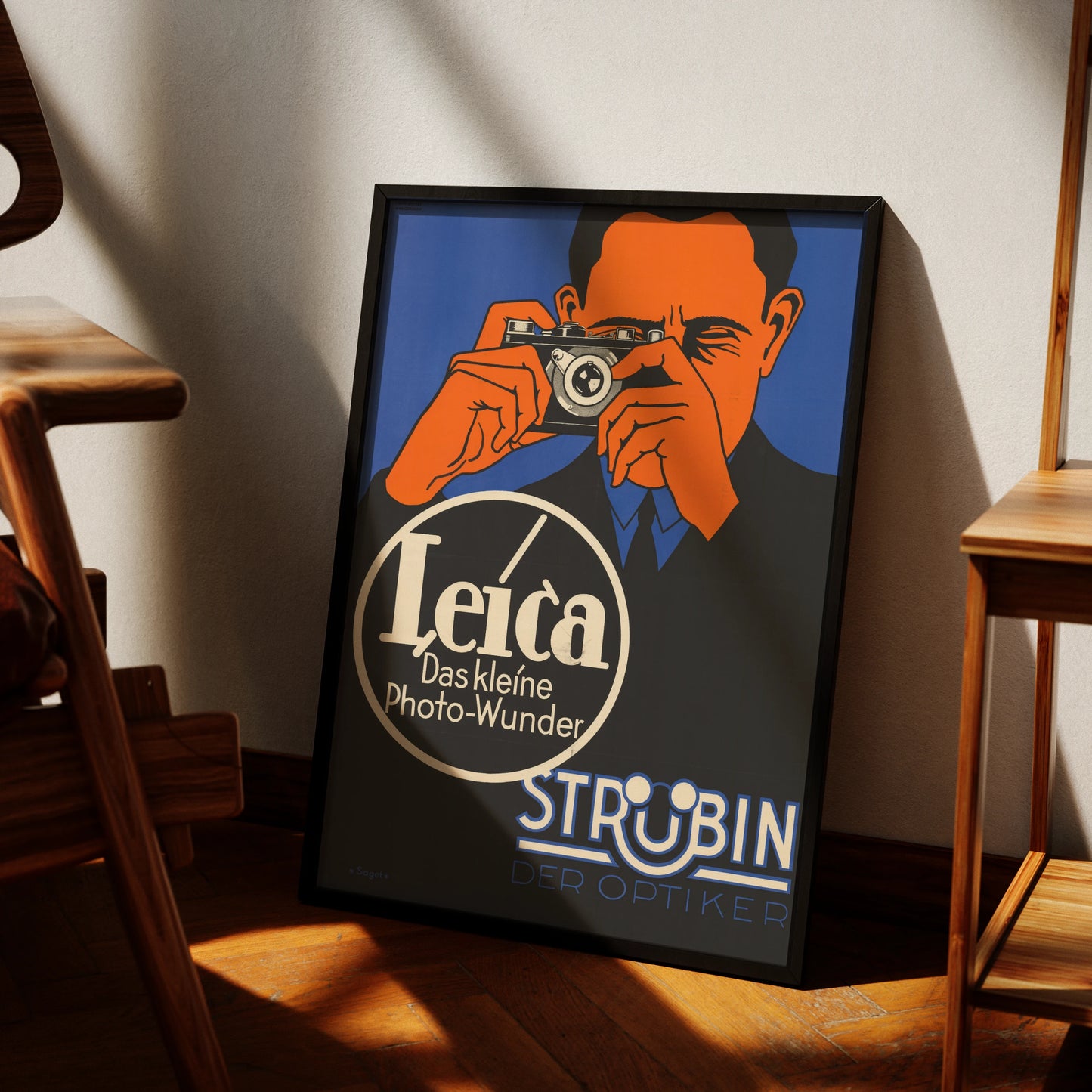 Grafische Darstellung eines Mannes, der mit einer Leica Kamera fotografiert, in Orange und Blau.