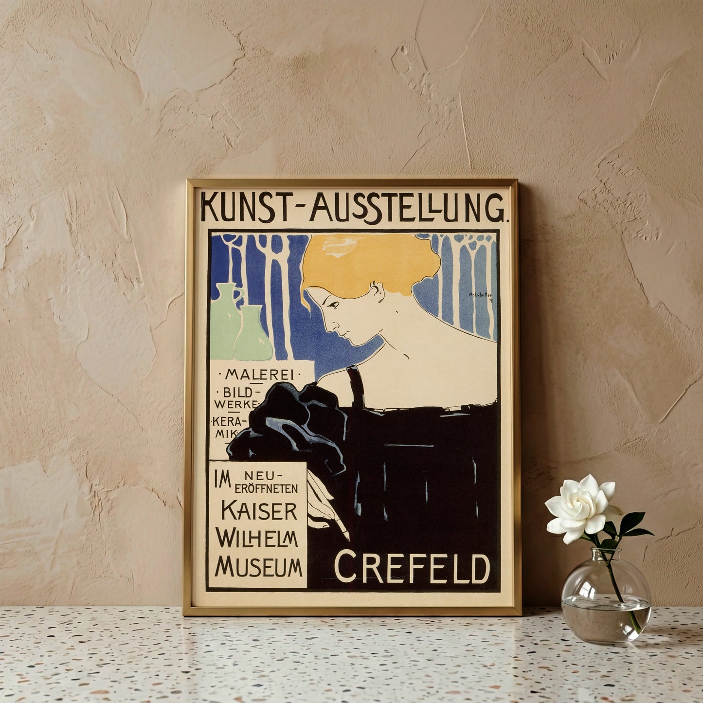 Blick auf eine Frau mit blondiertem Haar in schwarz strukturiertem Kleid, Lithografie-Stil.