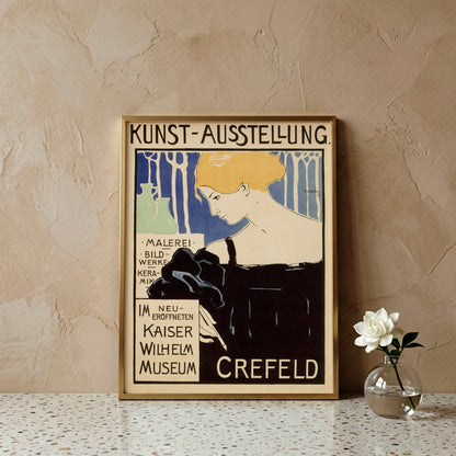 Blick auf eine Frau mit blondiertem Haar in schwarz strukturiertem Kleid, Lithografie-Stil.
