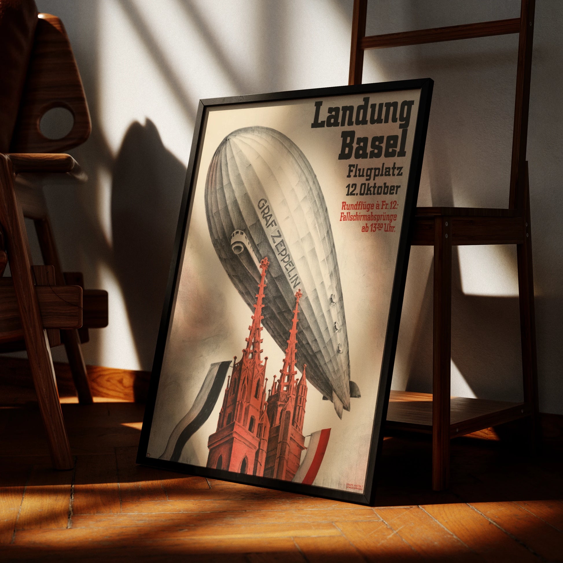 Nahaufnahme des silbernen Luftschiffs Graf Zeppelin im Flug über gotischen Kirchtürmen.