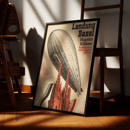 Nahaufnahme des silbernen Luftschiffs Graf Zeppelin im Flug über gotischen Kirchtürmen.