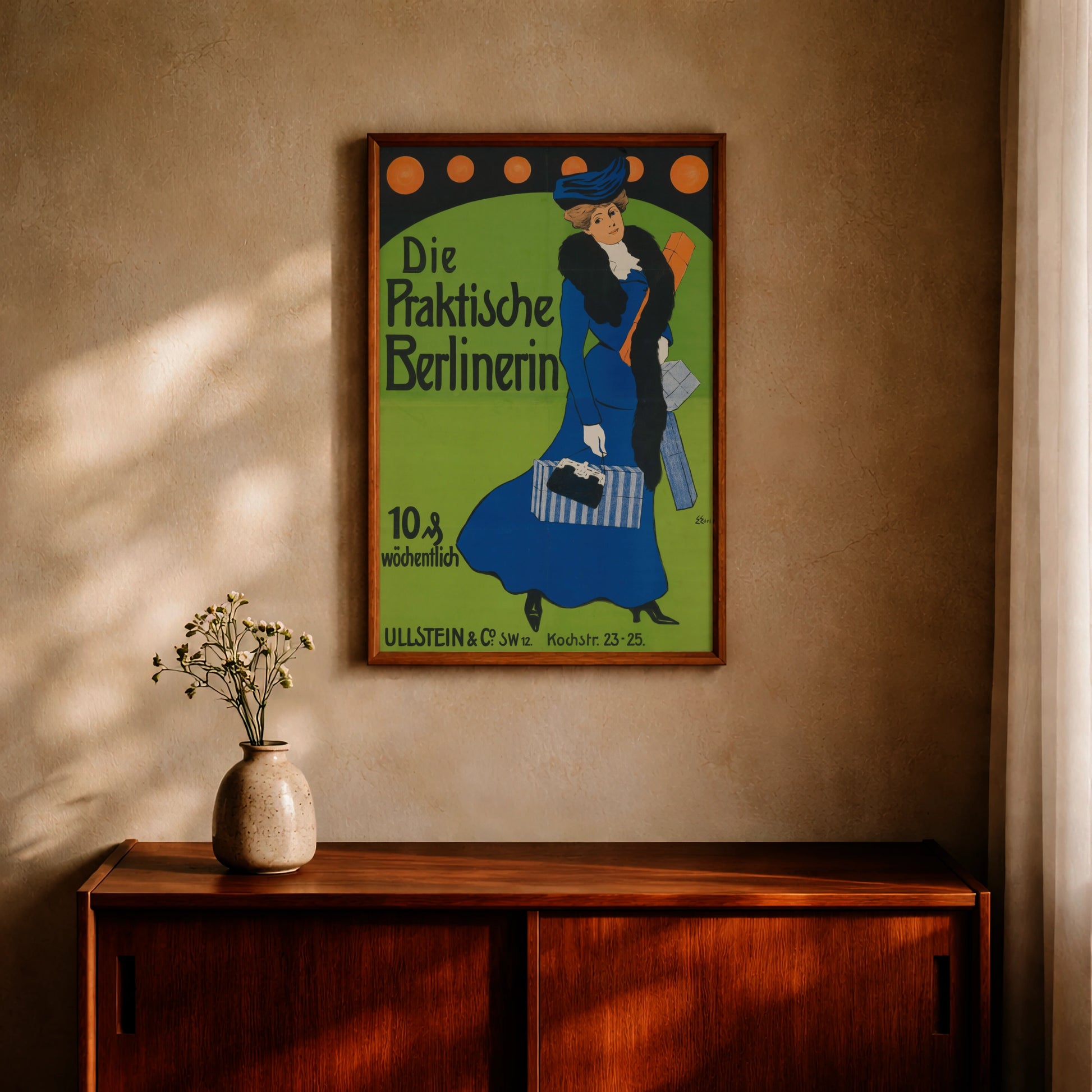 Werbeplakat von 1905 für den Ullstein Verlag mit einer eleganten Frau in blauem Kleid.