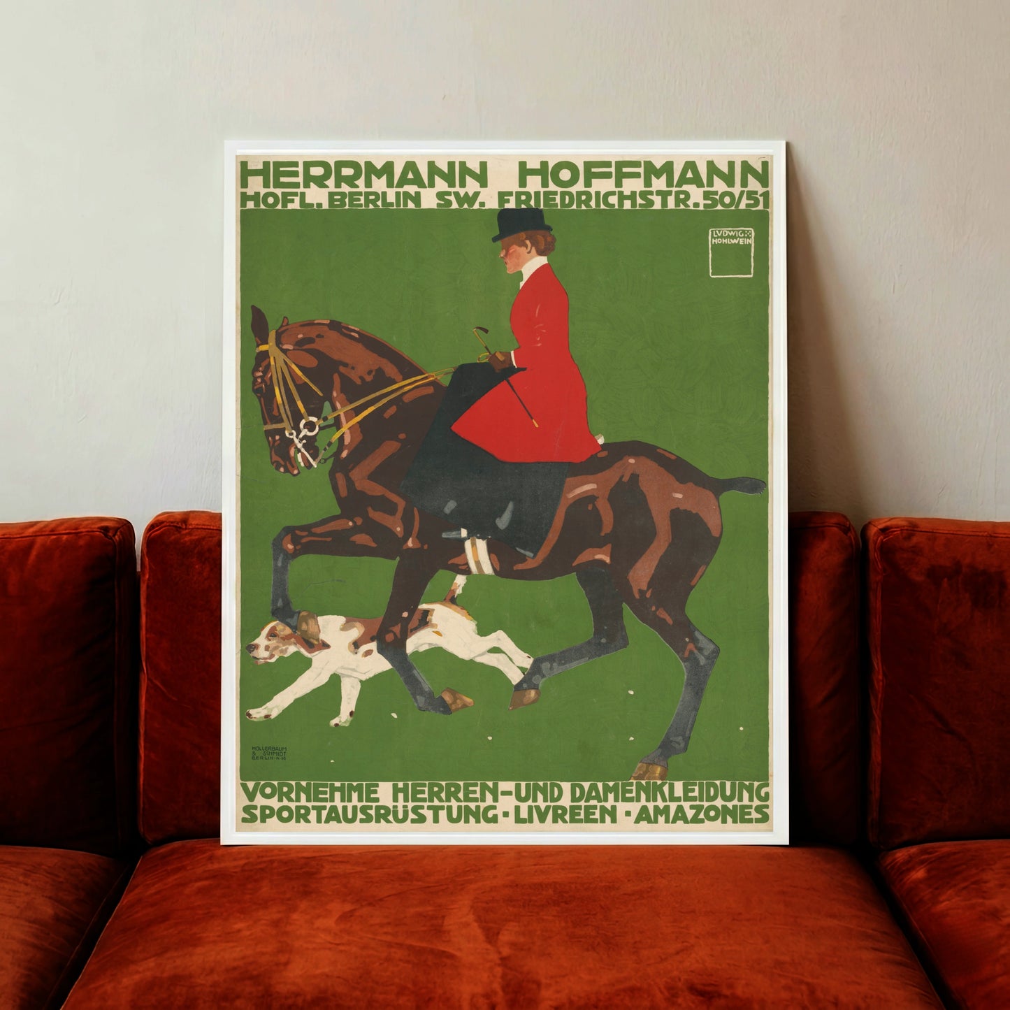 Werbegrafik für Herrmann Hoffmann Berlin 1910 mit einer Amazone und einem Jagdhund.
