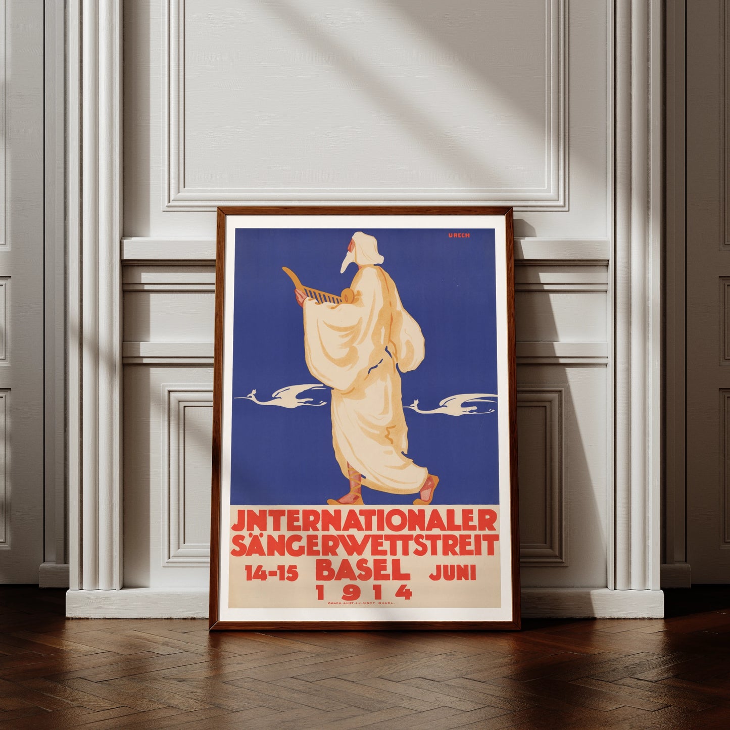 Grafisches Kunstplakat in Blau und Creme mit einer stilisierten Figur, die eine Harfe trägt.