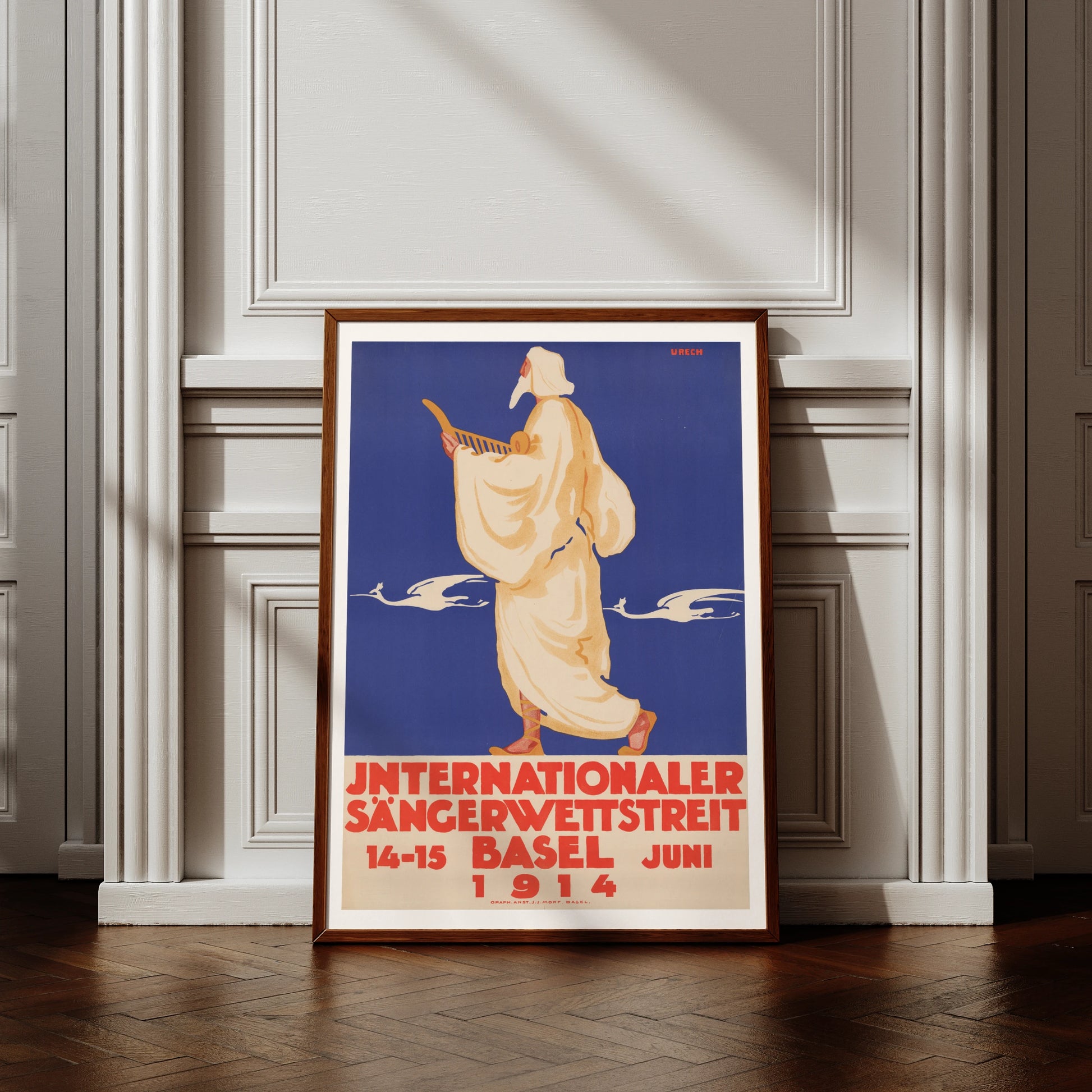 Grafisches Kunstplakat in Blau und Creme mit einer stilisierten Figur, die eine Harfe trägt.