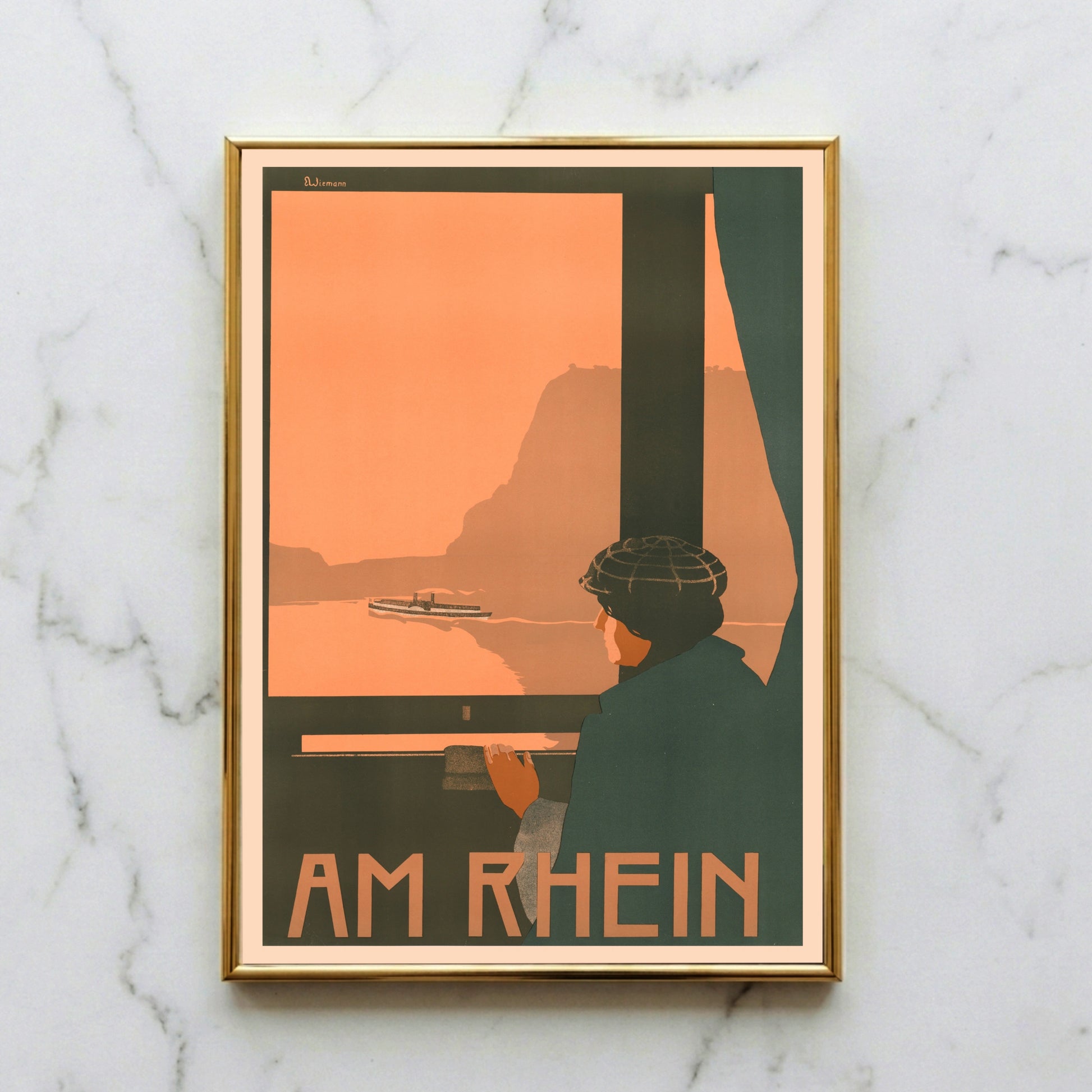 Historisches Reiseplakat in Orange- und Brauntönen zeigt eine Rheinlandschaft mit Schiff bei Sonnenuntergang.