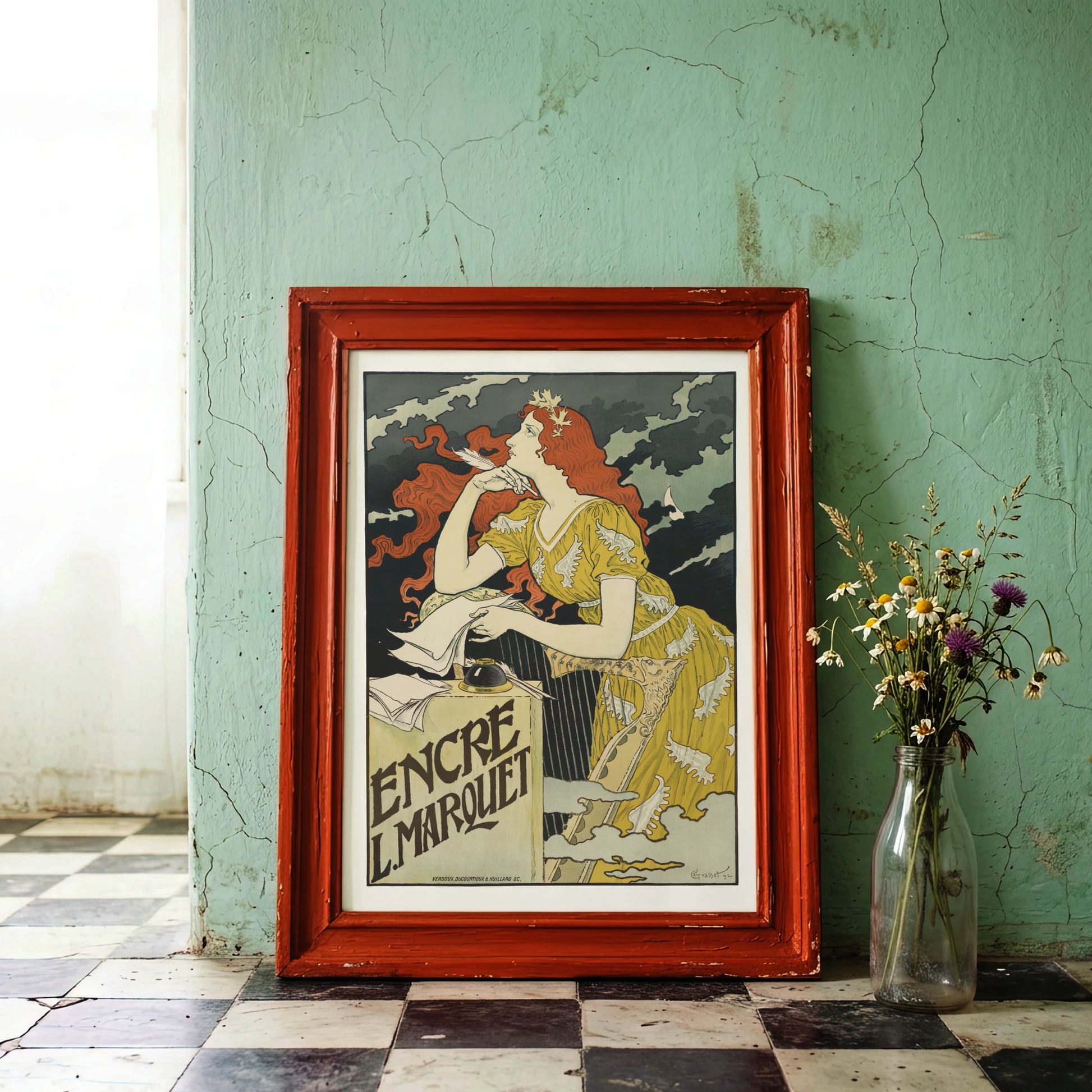 Art Nouveau Grafik einer Muse im gelben Kleid mit Federkiel und Harfe.