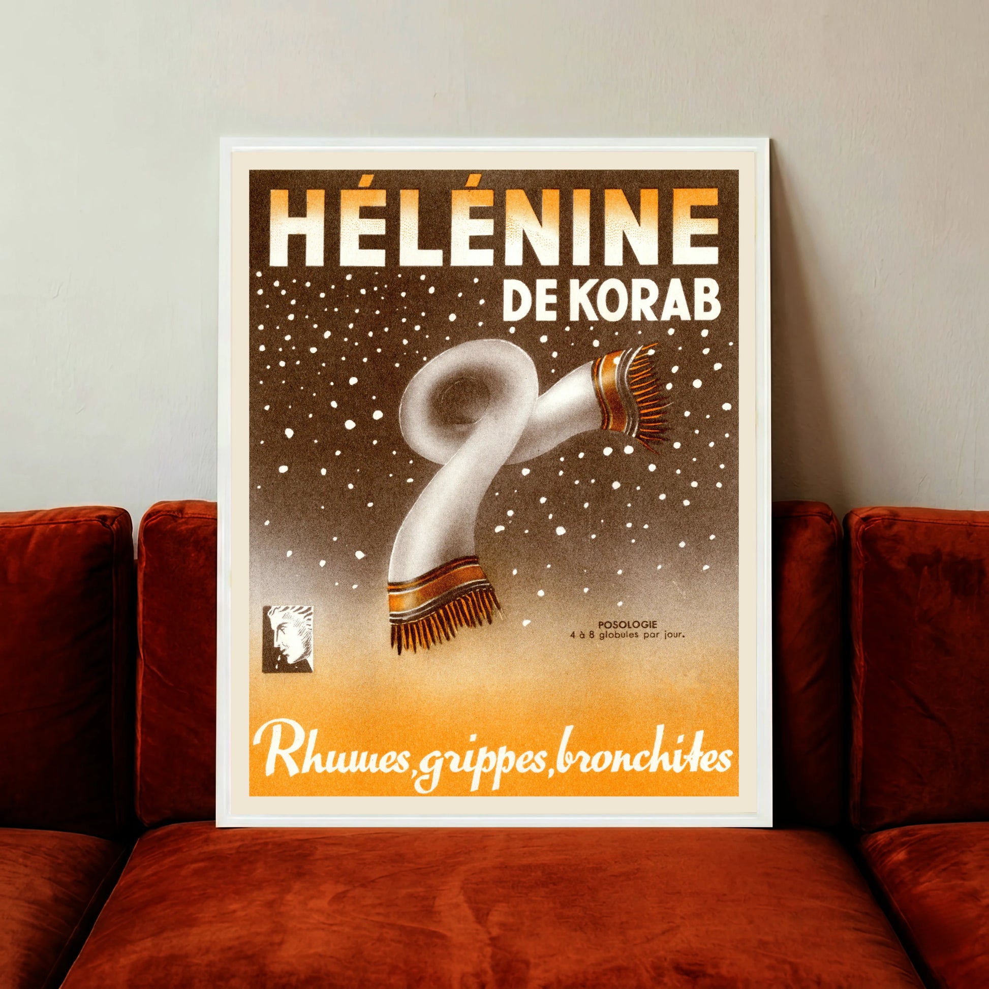 Grafisches Design eines weißes Schals vor braunem Hintergrund mit Schneeflocken.