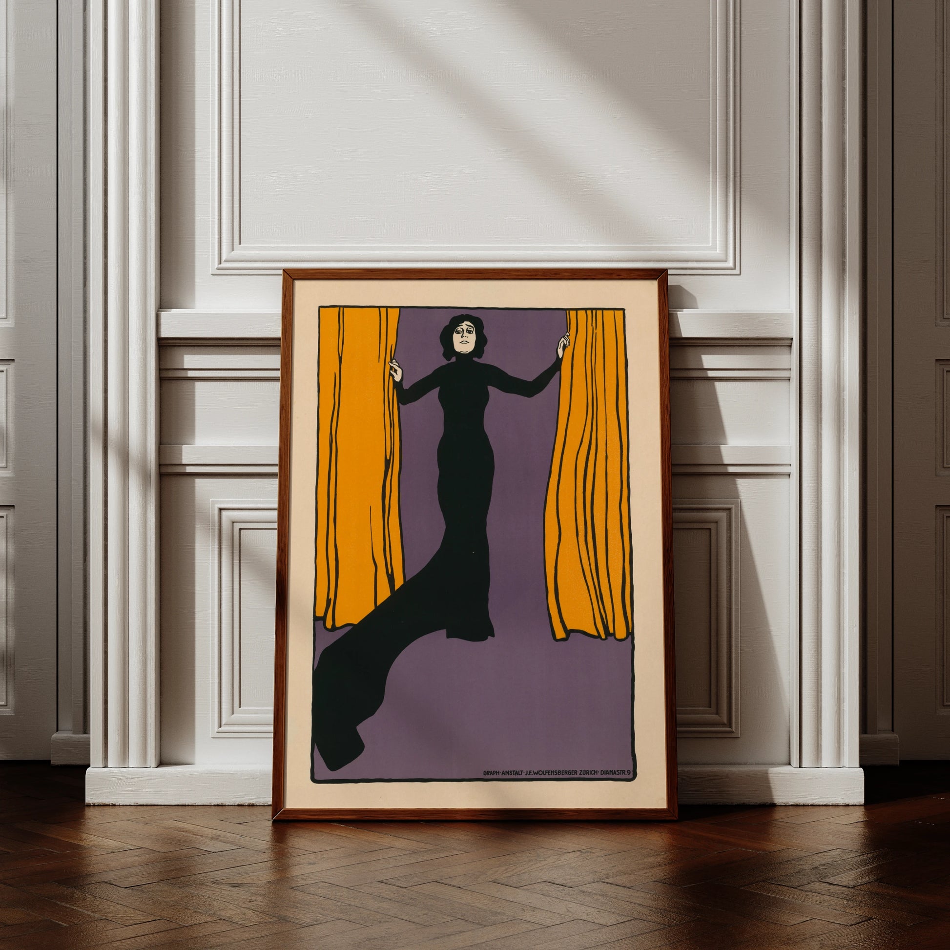 Grafische Illustration einer Frau in langem schwarzem Kleid zwischen gelben Vorhängen von 1914.